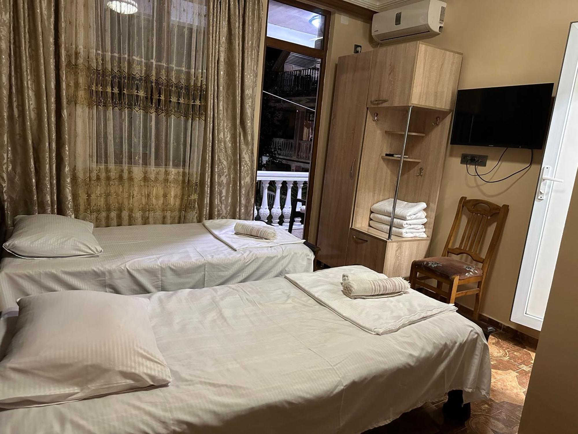 Linda Guest House Batumi Exterior photo